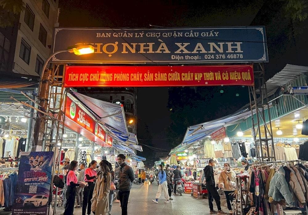 Nha Xanh Market is a bustling night market